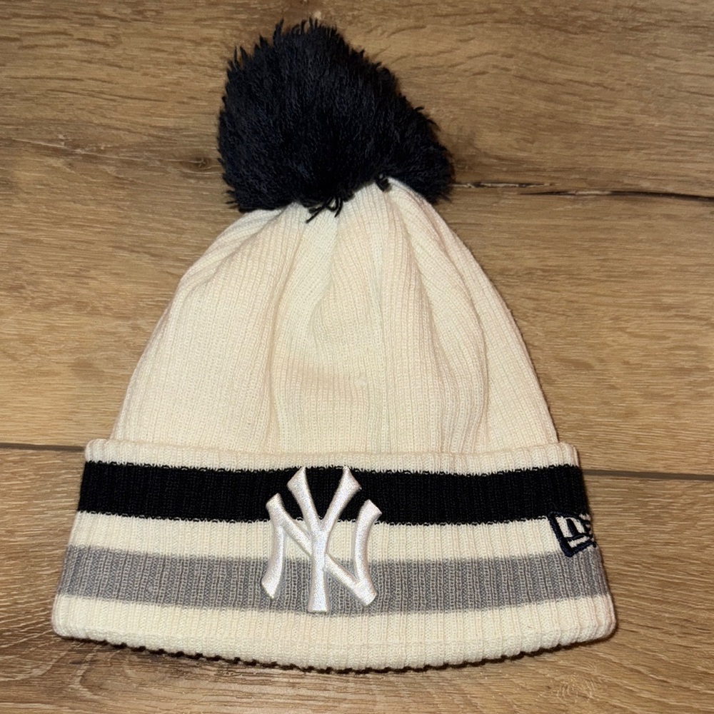 New Era NY YANKEES Cream and Navy Striped Beanie
